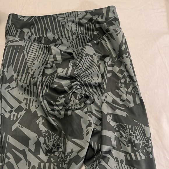 BN Gym Shark Set in sage green geometric print - Picture 11 of 11